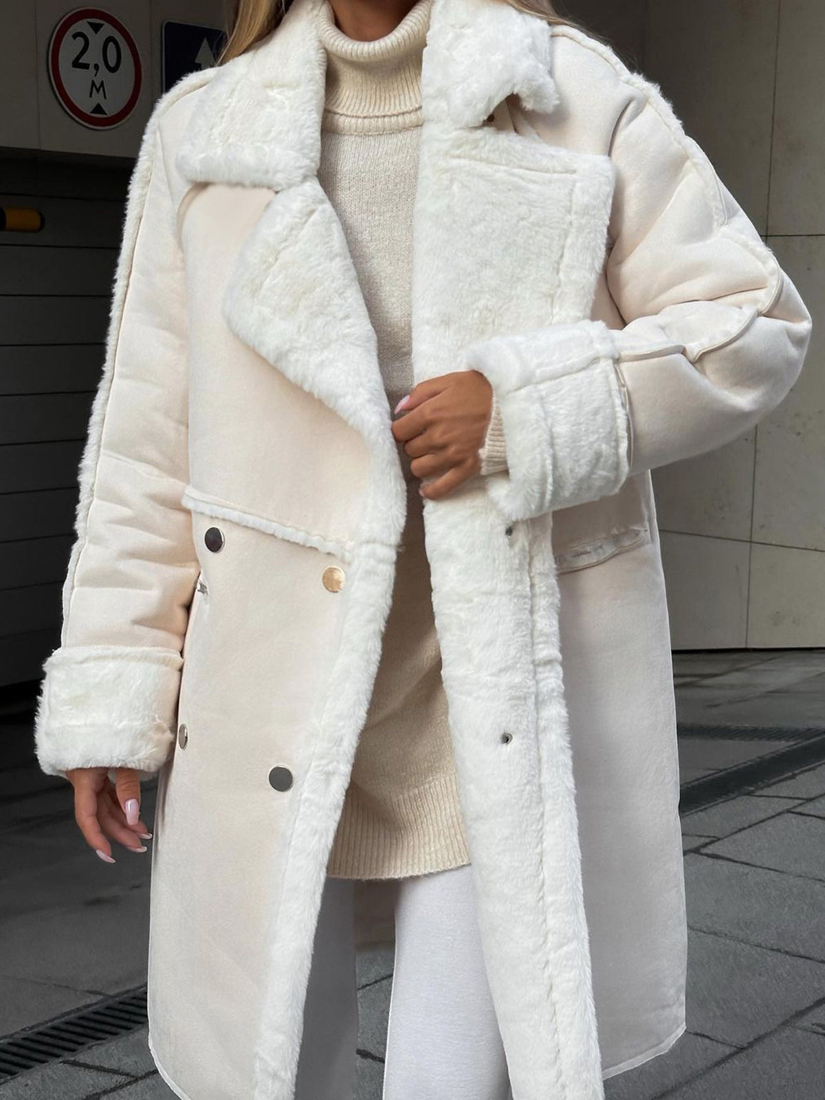 Cappotto da donna doppiopetto con finiture - Image 1